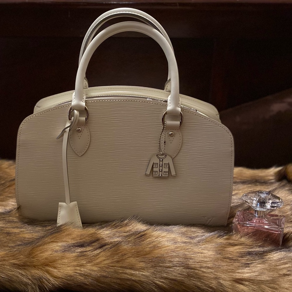 Authentic Louis Vuitton Pont-Neuf purse in excellent condition